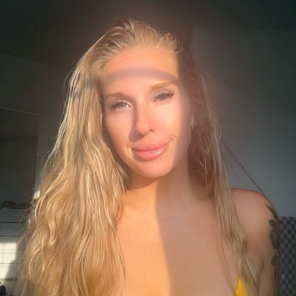 Meet your Posher, Alexis! - Picture 1 of 1